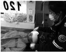 <b>煜星公司_环卫工雨中受伤 急救医生冒雨施救</b>