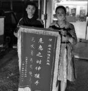 <b>煜星登录注册_“8000元手机”被抢 快递小哥智勇</b>